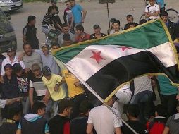 Una multitud manifestándose en Binnish cerca de Idlib. EFE  /