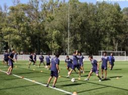 Previo al viaje, el equipo de Ricardo Gareca entrenó en una cancha de pasto sintético. ESPECIAL  /