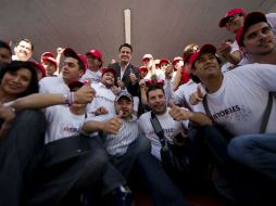 Aristóteles Sandoval convivió con vecinos de la colonia Independencia durante su visita.  /