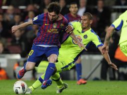 Messi se quita al entrada de Díaz, del Getafe, durante el partido. AFP  /