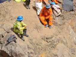Rescatistas afuera de la mina donde sucedió el derrumbe. AFP  /