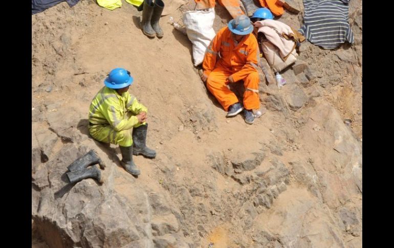 Rescatistas afuera de la mina donde sucedió el derrumbe. AFP  /