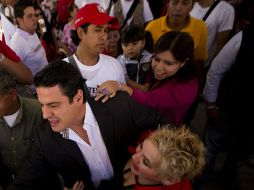 Al final de cada evento a la gente se le regala su foto con Aristóteles y, si les va bien, el disco con las cuatro campañas.  /