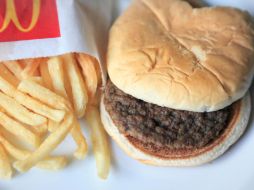 Esta imagen muestra como se ve actualmente la hamburguesa después de dos años de que fue comprada. EFE  /