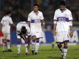 Los jugadores del Defensor Sporting lamentan la derrota en Quito. AP  /