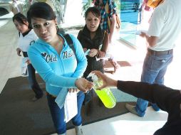 El secretario de Salud recordó que es importante lavarse con gel antibacterial. ARCHIVO  /