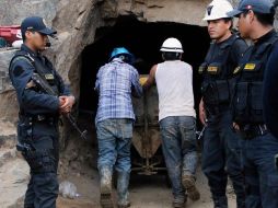 Sólo faltan tres metros para concluir el túnel de rescate y sacar a los nueve mineros atrapados desde el jueves en Perú. REUTERS  /