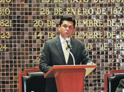 El diputado Gustavo Macías (al centro), durante una sesión del Congreso.  /