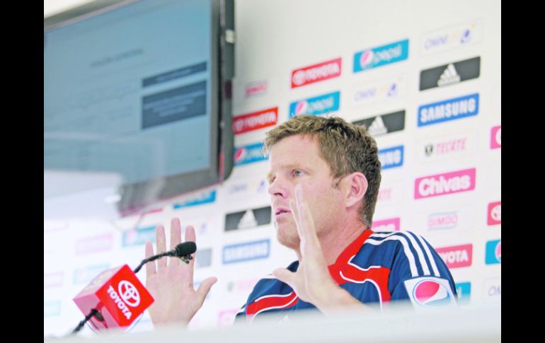 Todd Beane, director general del Instituto “Johan Cruyff”, presentó el proyecto de restructuración en Chivas a los medios.  /