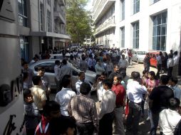 La gente se agolpa en el exterior de los edificios de oficinas tras ser evacuados en Indonesia. EFE  /