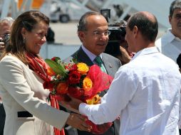 Felipe Calderón (c), y su esposa, Margarita Zavala (i), son recibidos por el vicecanciller cubano Rogelio Sierra (d). EFE  /