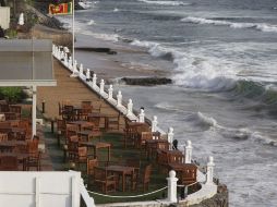 Imagen de la terraza de un hotel que ha sido evacuado debido a un posible tsunami en Colombo, Sri Lanka. EFE  /