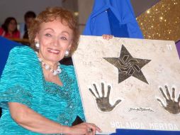 La actriz Yolanda Mérida, después de plasmar sus huellas en una plaza comercial de México, DF. ARCHIVO  /