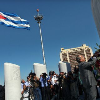 Calderón coloca ofrenda a José Martí en Cuba