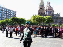 Trabajadores evacuados se concentran en la Plaza de Armas, en el Centro de Guadalajara.  /