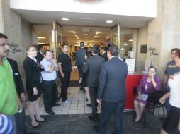 Tras el temblor y evacuar algunos edificios, trabajadores de una tienda departamental regresan a su actividad normal.  /