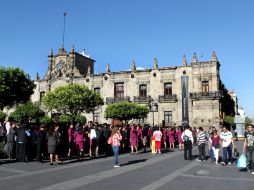 Decenas de personas salieron de Palacio de Gobierno.  /