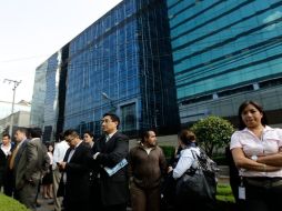 Evacuados esperan afuera de edificios en el Distrito Federal. REUTERS.  /