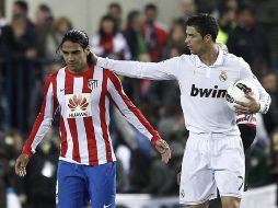 Cristiano Ronaldo (der.) se despide de Falcao luego del partido. EFE  /
