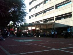 Algunas personas evacuaron el edificio y se reunieron en la explanada.  /