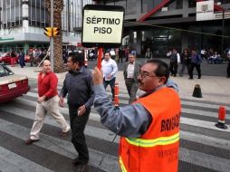 Trabajadores de edificios ubicados en Paseo de la Reforma, en el DF, fueron evacuados. EL UNIVERSAL  /