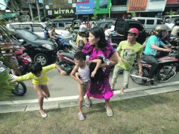 Una mujer corre con sus hijos lejos de la costa, durante la alerta de maremoto, en Banda Aceh. AP  /