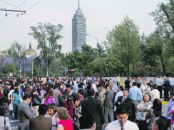 En el DF, miles de personas desalojaron oficinas públicas y privadas ante el fenómeno natural. EL UNIVERSAL  /