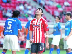 El volante rojiblanco Marco Fabián se lamenta tras fallar una oportunidad de gol en el encuentro ante el Vélez.  /