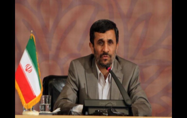 Mahmoud Ahmadinejad adoptó un tono desafiante dos días antes de que se inicien negociaciones sobre el programa nuclear. ARCHIVO  /