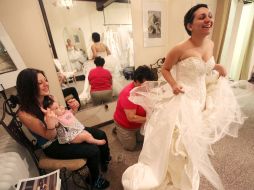 Jessica Vega, de 25 años, se prueba su vestido de novia. AP  /