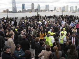 Empleados del edificio fueron evacuados mientras los especialistas revisaban el inmueble. AP  /