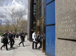 Los empleados del edificio volvieron a sus lugares de trabajo luego de que se confirmara que se trató de una falsa alarma.  /