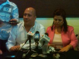 Enrique Alfaro (izq) presentó a María Elena de Alba (der) en Tepatitlán como abanderada del partido que encabeza, Movimiento Ciudadano  /