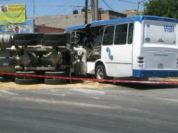 Una revolvedora de cemento se volteó sobre su costado derecho, afectando a la unidad del transporte público.  /