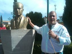 Enrique Alfaro acudió a la plaza Enrique Díaz de León en Ojuelos y visitó el busto del primer rector de la UdeG.  /