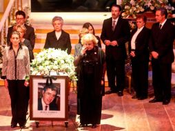 Silvia Pinal, Francisco de la O, Evangelina Elizondo y María Rojo montan guardia de honor al actor Julio Alemán. EL UNIVERSAL  /