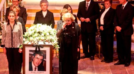 Silvia Pinal, Francisco de la O, Evangelina Elizondo y María Rojo montan guardia de honor al actor Julio Alemán. EL UNIVERSAL  /