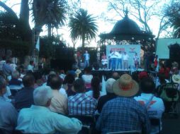 Cerca de 100 personas se congregaron en Plaza de los Constituyentes para escuchar a Enrique Alfaro.  /