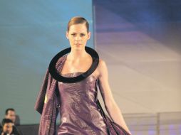 La propuesta de Carla Fernández es un look fresco y desenfadado, con calzado en piel y madera. ESPECIAL  /