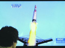 El cohete norcoreano (foto) debía, según Pyongyang, colocar en el espacio un satélite civil de observación  terrestre. AP  /