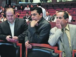 El diputado panista Gustavo Macías (al centro), durante una sesión de 2011.  /