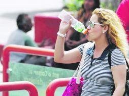 Protección adecuada al exponerse al Sol y beber líquidos, son algunas de las recomendaciones esta temporada de calor.  /