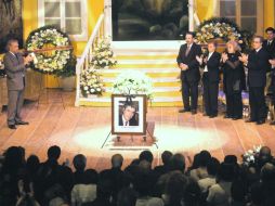 La familia y actores como Silvia Pinal y José Elías Moreno montaron la guardia alrededor del féretro de Julio Alemán.  /