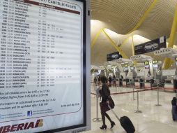 Imagen del panel de vuelos en la Terminal 4 del aeropuerto de Madrid Barajas, en el decimocuarto día de huelga. EFE  /