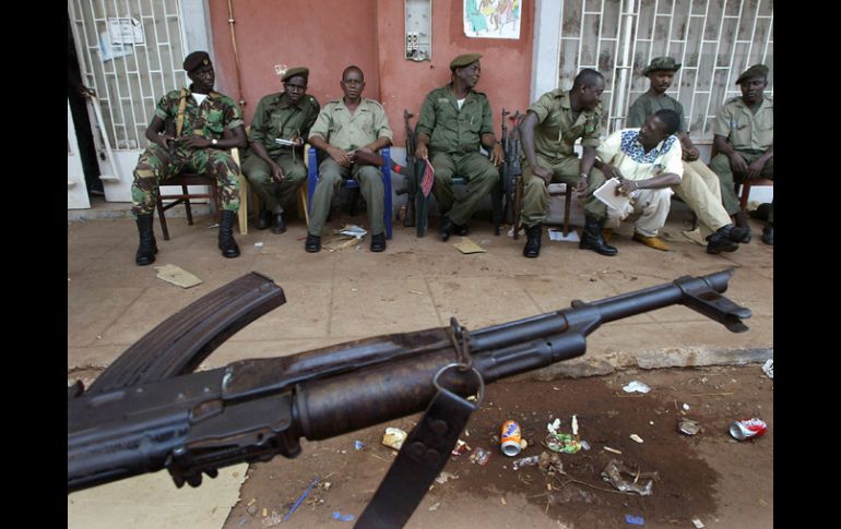 Algunos militares se sienten frente a las oficinas del instituto electoral del país. ARCHIVO  /