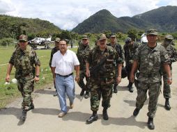 El ministro de Defensa de Perú, Alberto Otárola, junto con un grupo de militares cerca de la zona del secuestro. REUTERS  /