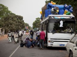 Gente espera que se restablezca el tráfico en la frontera entre Guinea Bissau y Senegal. AFP  /