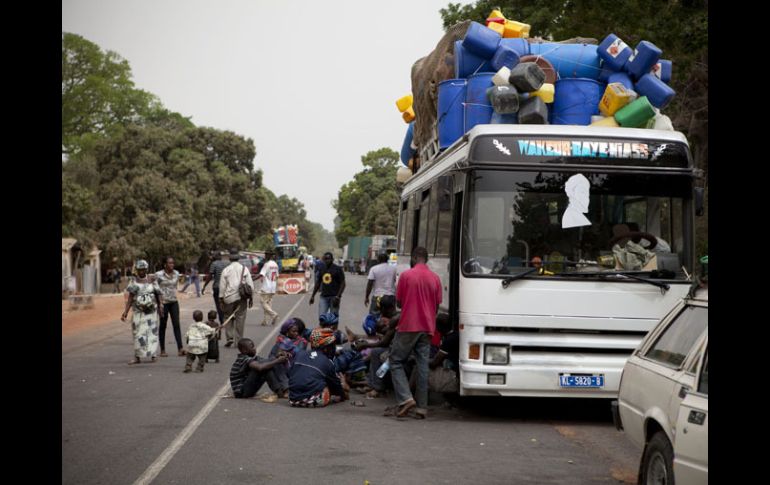 Gente espera que se restablezca el tráfico en la frontera entre Guinea Bissau y Senegal. AFP  /