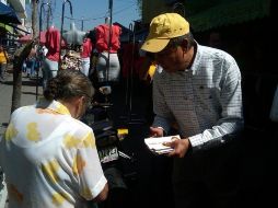 El aspirante a la gubernatura por el PRD recorrió la colonia Constitución en busca de captar votos.  /