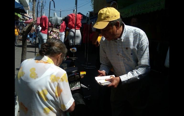 El aspirante a la gubernatura por el PRD recorrió la colonia Constitución en busca de captar votos.  /